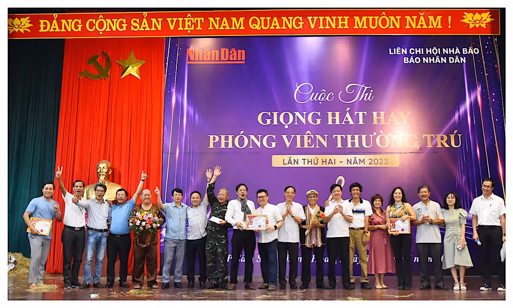 Tổng Biên tập Báo Nhân Dân Lê Quốc Minh cùng Phó Tổng Biên tập Đinh Như Hoan và đại diện lãnh đạo tỉnh Thanh Hóa trao giải Nhất - Giải Chương trình tặng Cơ quan thường trực thành phố Đà Nẵng.