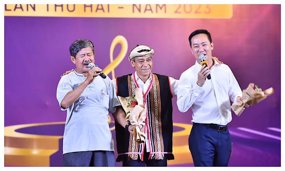 Đây cũng là dịp để phóng viên các cơ quan thường trú cũng như các đồng chí lãnh đạo Báo Nhân Dân có cơ hội gặp mặt, giao lưu với nhau sau 1 năm công tác, làm việc.