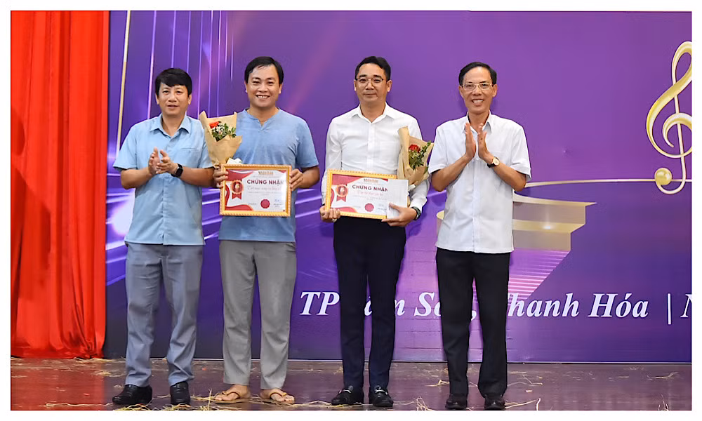 Đại diện lãnh đạo tỉnh Thanh Hóa trao giải Ba - Giải Chương trình tặng Cơ quan thường trực Thành phố Hồ Chí Minh và Cơ quan thường trực thành phố Cần Thơ.