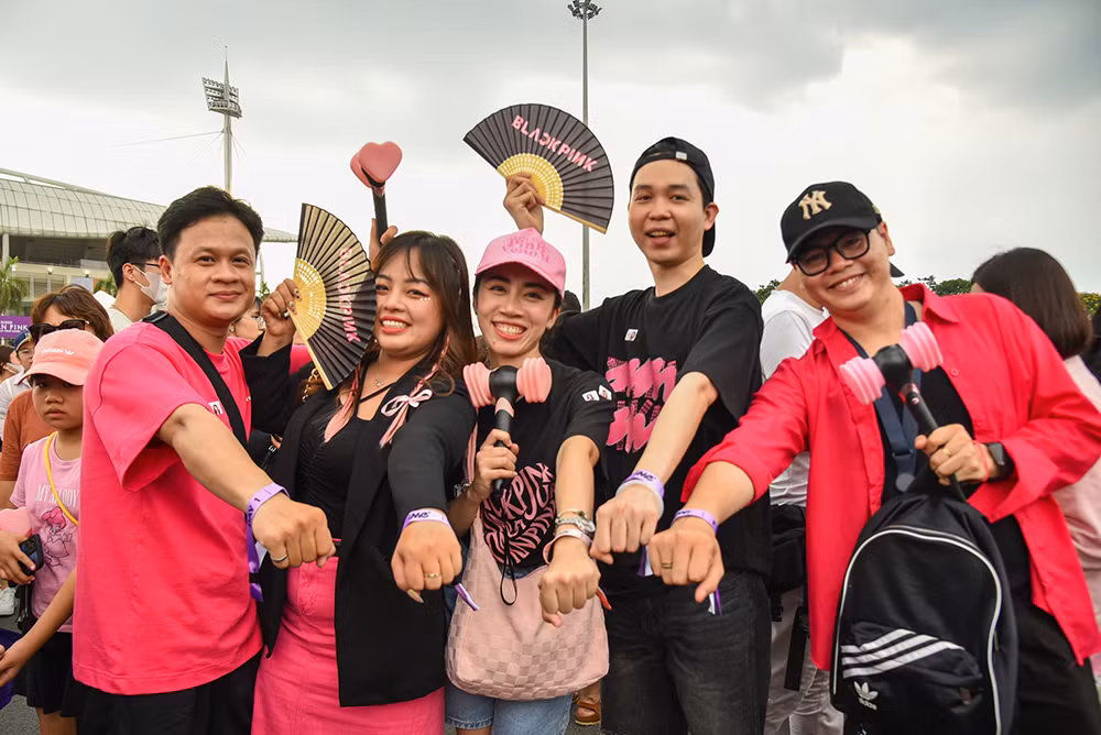 [Ảnh] Sân vận động Mỹ Đình chật cứng người hâm mộ tham gia đêm nhạc của Blackpink ảnh 9