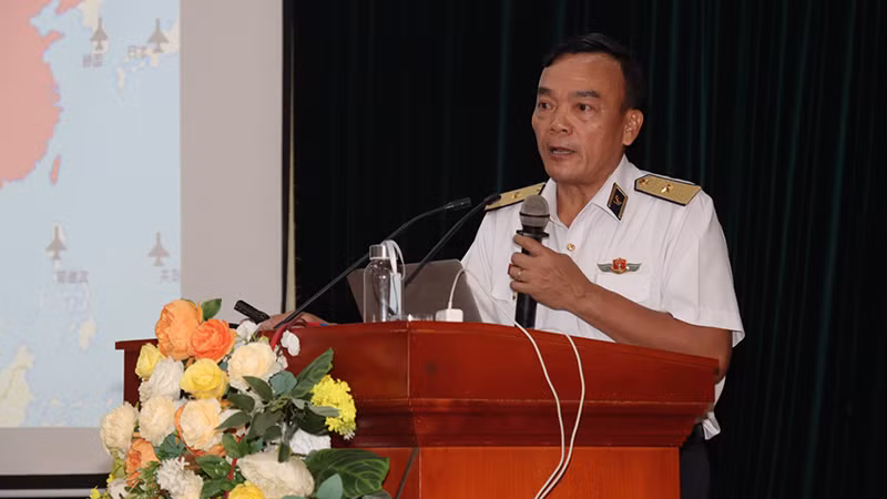 Thiếu tướng Phạm Văn Quang, Chuẩn Đô đốc, Phó Chủ nhiệm Chính trị Hải quân thông tin chuyên đề về biển đảo. Thiếu tướng Phạm Văn Quang, Chuẩn Đô đốc, Phó Chủ nhiệm Chính trị Hải quân thông tin chuyên đề về biển đảo.
