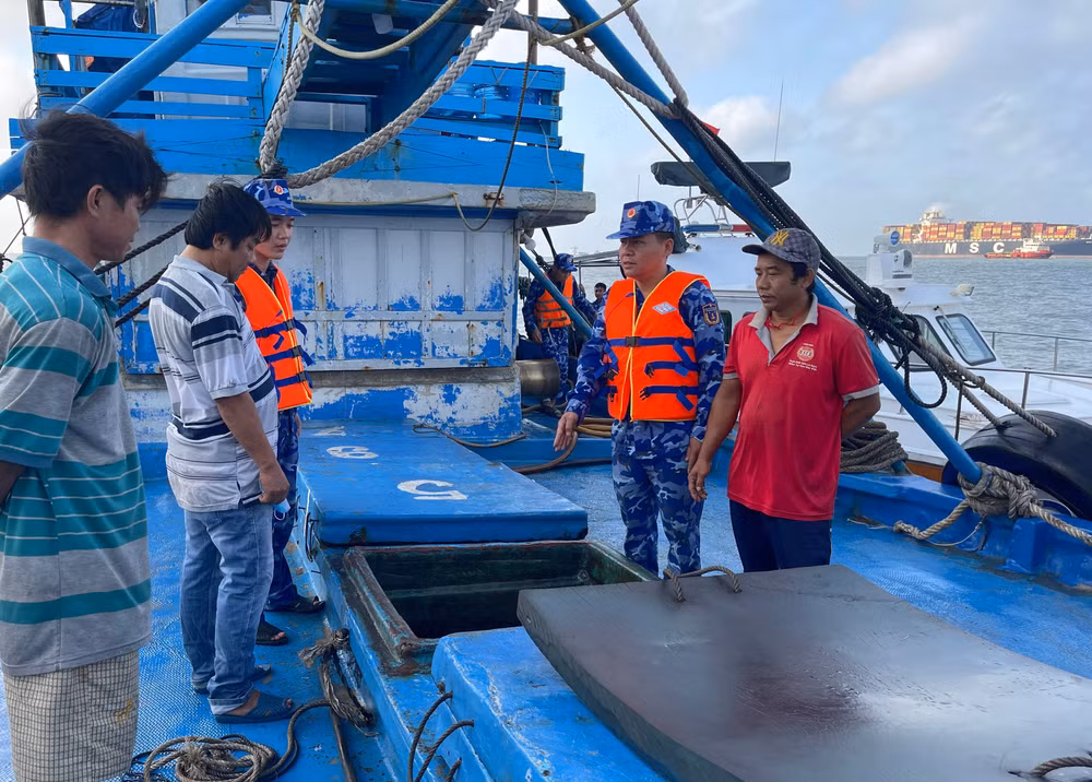 Kiểm tra tàu số hiệu TG94456TS chở dầu DO không rõ nguồn gốc.