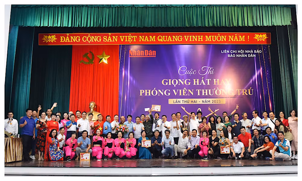 Tổng Biên tập Báo Nhân Dân Lê Quốc Minh với các đại biểu và đội thi tham dự cuộc thi Giọng hát hay phóng viên thường trú lần thứ 2-năm 2023.