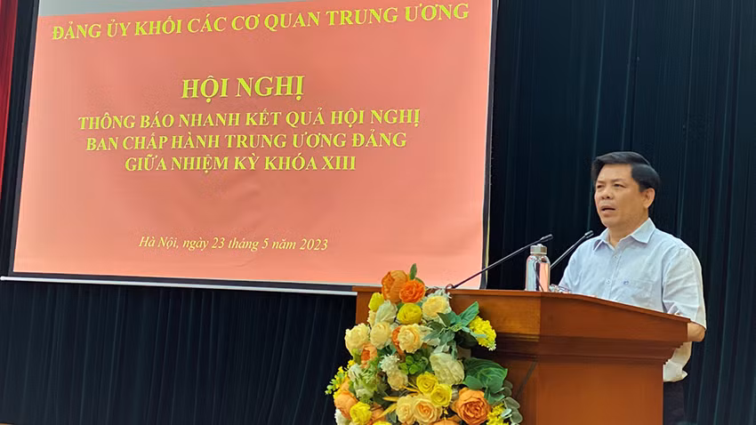 Đồng chí Nguyễn Văn Thể, Ủy viên Trung ương Đảng, Bí thư Đảng ủy Khối truyền đạt các nội dung cơ bản của Hội nghị Trung ương 7, khóa XIII.