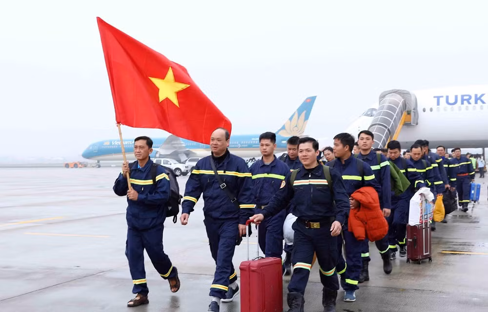 Đội tìm kiếm cứu nạn và cứu hộ Bộ Công an hoàn thành nhiệm vụ tại Thổ Nhĩ Kỳ, về đến sân bay quốc tế Nội Bài.