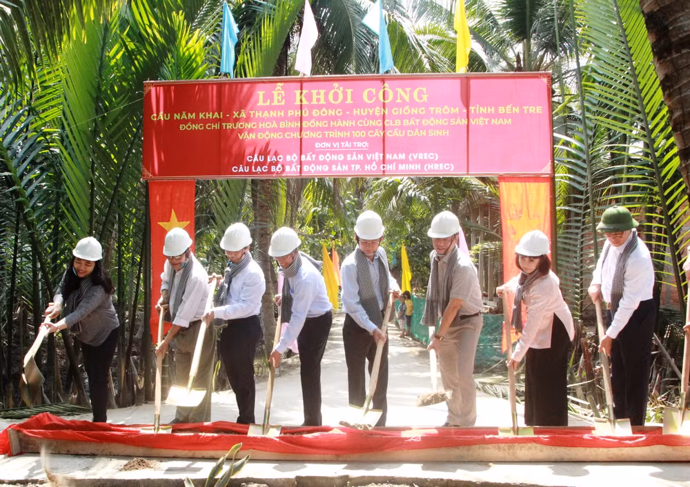 Lãnh đạo địa phương, nhà tài trợ tổ chức động thổ khởi công công trình cầu Năm Khai.