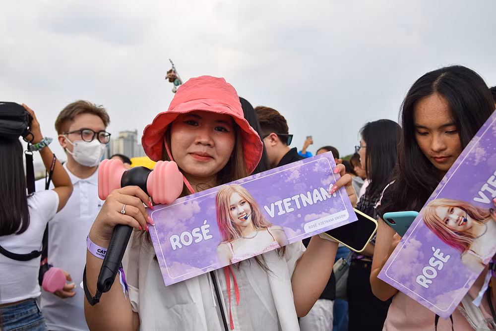 [Ảnh] Sân vận động Mỹ Đình chật cứng người hâm mộ tham gia đêm nhạc của Blackpink ảnh 11