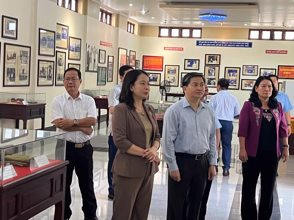Phó Chủ tịch nước cùng Đoàn công tác thăm Khu lưu niệm Nữ tướng Nguyễn Thị Định.