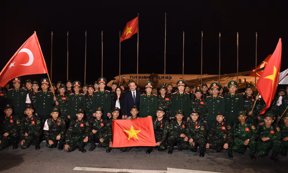 Thượng tướng Nguyễn Tân Cương cùng các đại biểu chụp ảnh cùng đoàn công tác trước lúc lên đường làm nhiệm vụ tại Thổ Nhĩ Kỳ.