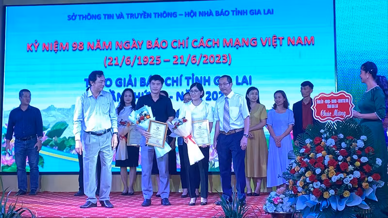 Trao giải thưởng cho các tác giả đạt giải cao, giải báo chí tỉnh Gia Lai năm 2023.