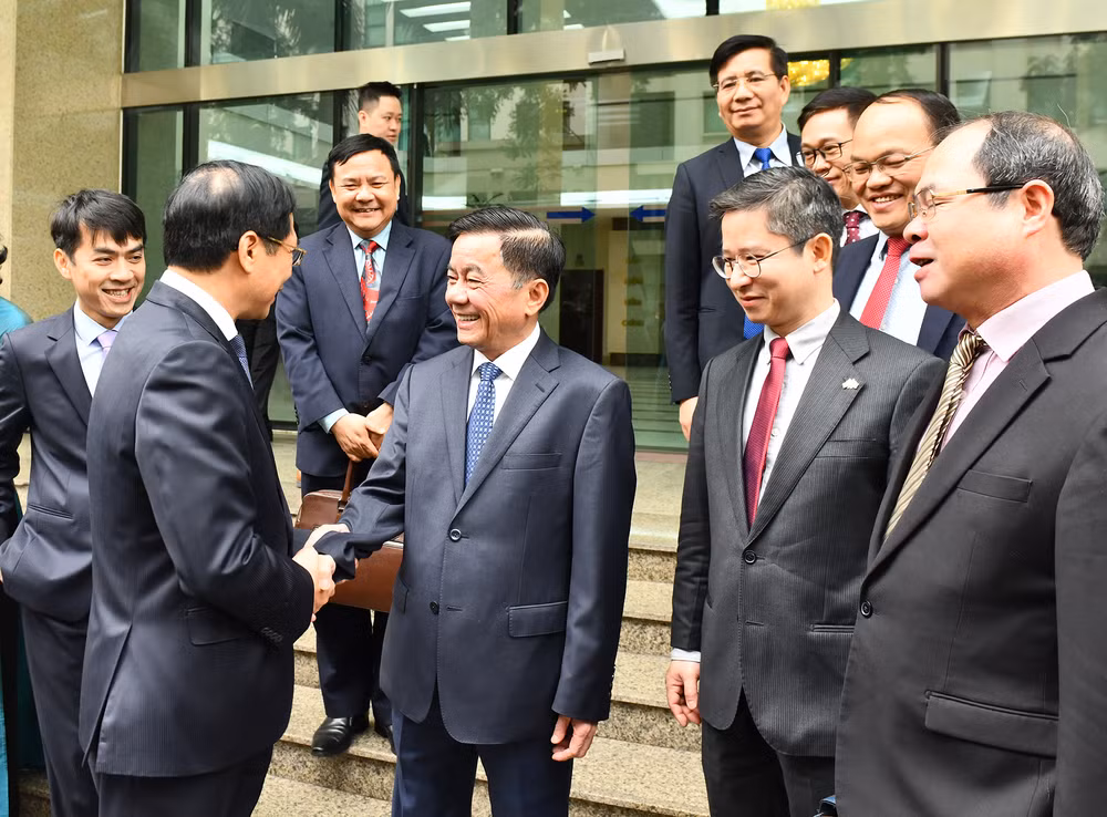 Đồng chí Trần Cẩm Tú với các Trưởng Cơ quan đại diện Việt Nam ở nước ngoài tại buổi gặp mặt.