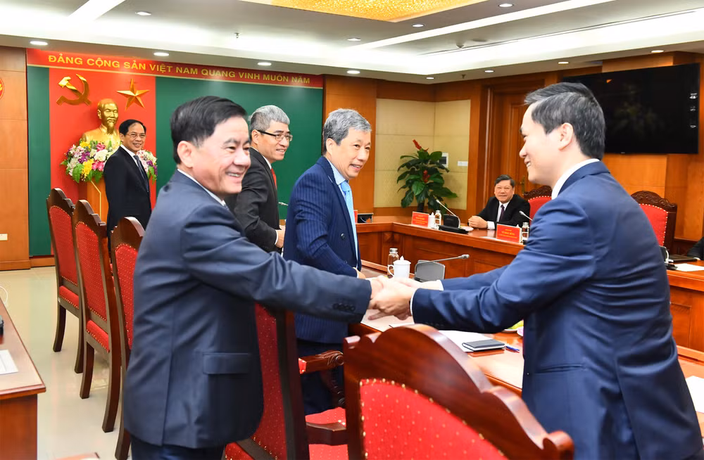 Đồng chí Trần Cẩm Tú với các Trưởng Cơ quan đại diện Việt Nam ở nước ngoài tại buổi gặp mặt.