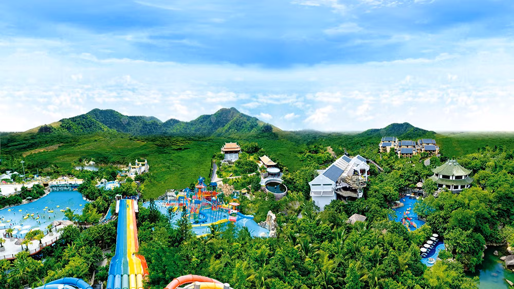 Toàn cảnh khu du lịch Suối khoáng nóng Núi Thần Tài giữa núi rừng nguyên sinh phía tây nam dãy Bà Nà-Núi Chúa. 