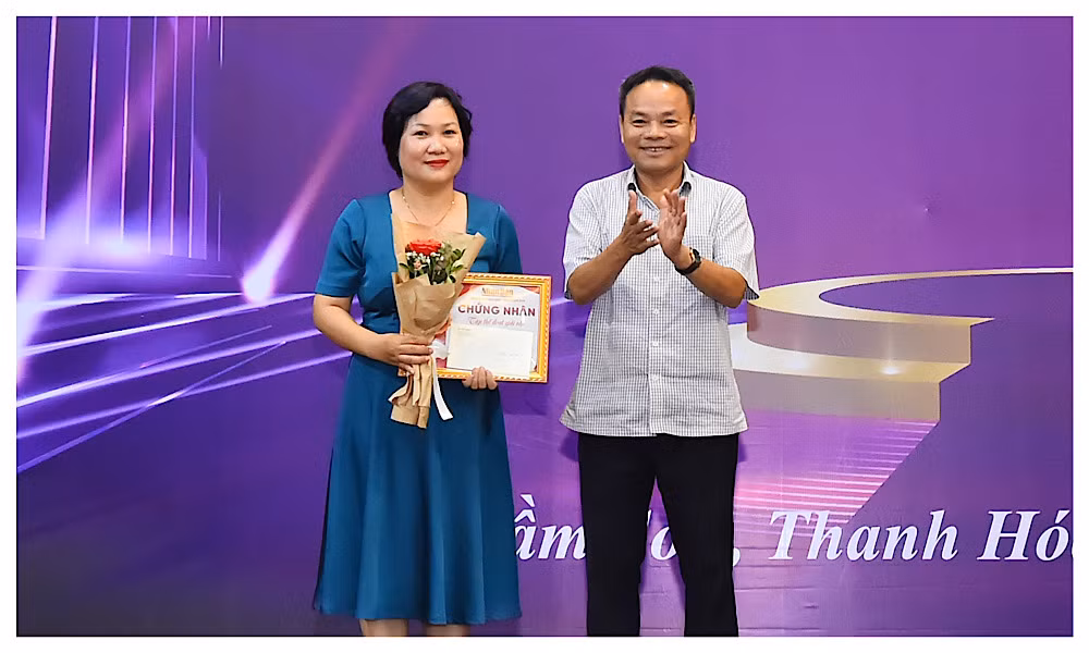 Phó Tổng Biên tập Báo Nhân Dân Đinh Như Hoan trao giải Nhì - Giải Chương trình tặng Ban Quản lý phóng viên thường trú.