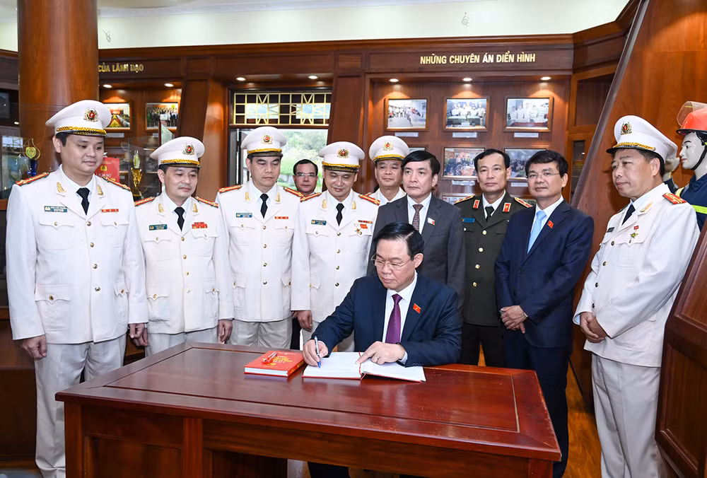 Chủ tịch Quốc hội Vương Đình Huệ ghi sổ vàng lưu niệm tại Bảo tàng Công an tỉnh Lào Cai.