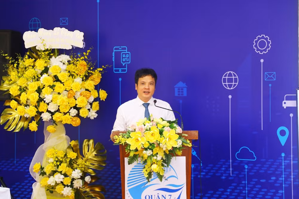 Ông Nguyễn Văn Khoa - Tổng Giám đốc Tập đoàn FPT thể hiện cam kết song hành của FPT với Quận 7 trên tiến trình chuyển đổi số. Ông Nguyễn Văn Khoa - Tổng Giám đốc Tập đoàn FPT thể hiện cam kết song hành của FPT với Quận 7 trên tiến trình chuyển đổi số.