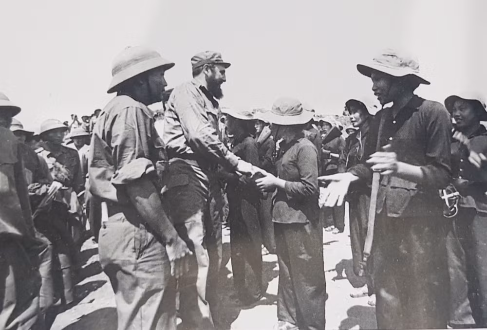 Chủ tịch Cuba Fidel Castro bắt tay chúc mừng nữ du kích tiêu biểu Hoàng Thị Chẫm ở căn cứ Dốc Miếu, huyện Gio Linh. (Ảnh Tư liệu) Chủ tịch Cuba Fidel Castro bắt tay chúc mừng nữ du kích tiêu biểu Hoàng Thị Chẫm ở căn cứ Dốc Miếu, huyện Gio Linh. (Ảnh Tư liệu)