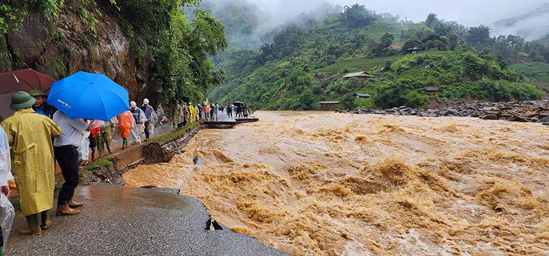 2 xã Khao Mang, Hồ Bốn của huyện Mù Cang Chải, tỉnh Yên Bái bị thiệt hại nặng nề, giao thông tê liệt. Trong ảnh, Ban chỉ huy Phòng, chống thiên tai và tìm kiếm cứu nạn Công ty Điện lực Yên Bái đang có mặt tại huyện Mù Cang Chải để chỉ đạo công tác khắc phục hậu quả thiên tai, ngày 7/8. 2 xã Khao Mang, Hồ Bốn của huyện Mù Cang Chải, tỉnh Yên Bái bị thiệt hại nặng nề, giao thông tê liệt. Trong ảnh, Ban chỉ huy Phòng, chống thiên tai và tìm kiếm cứu nạn Công ty Điện lực Yên Bái đang có mặt tại huyện Mù Cang Chải để chỉ đạo công tác khắc phục hậu quả thiên tai, ngày 7/8.
