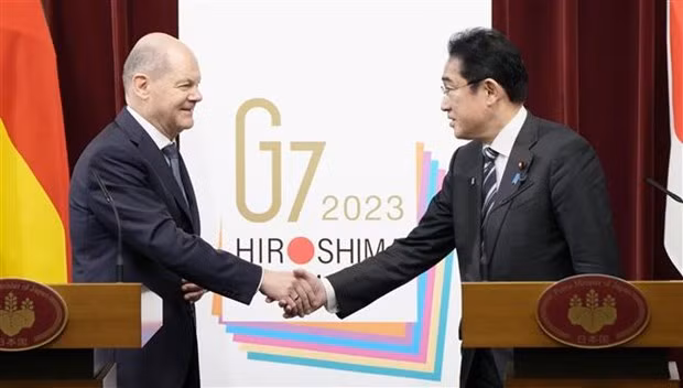 Thủ tướng Nhật Bản Fumio Kishida (phải) trong cuộc họp báo chung với Thủ tướng Đức Olaf Scholz tại Tokyo, ngày 18/3/2023. (Ảnh: Kyodo/TTXVN)