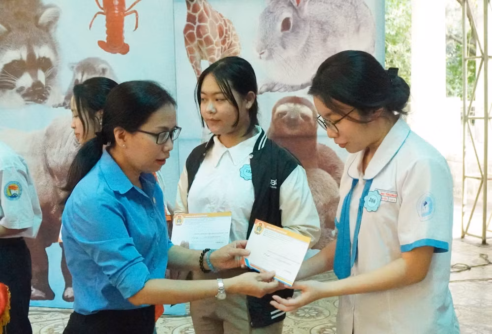 Liên đoàn Lao động Thành phố Hồ Chí Minh và Ban Tổ chức trao học bổng cho các em học sinh.
