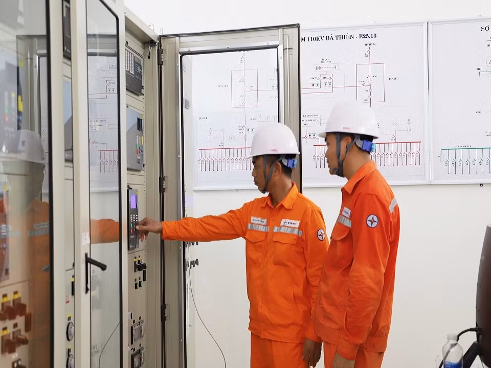 Nhân viên Điện lực Vĩnh Phúc kiểm tra thông số trạm 110kV Bá Thiện. Nhân viên Điện lực Vĩnh Phúc kiểm tra thông số trạm 110kV Bá Thiện.