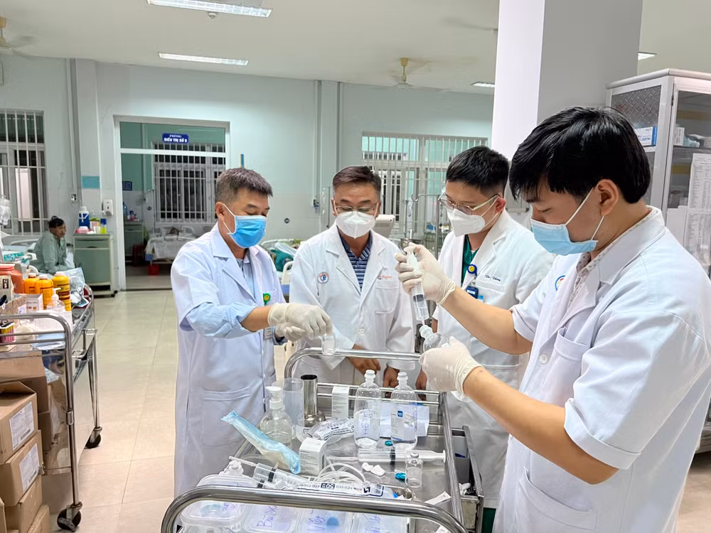 TS.BS Lê Quốc Hùng - trưởng khoa bệnh nhiệt đới và bác sĩ CKII Trần Thanh Linh, Trưởng khoa hồi sức cấp cứu có mặt tại Quảng Nam cấp cứu cho các bệnh nhân bị ngộ độc Botulinum. (Ảnh bệnh viện cung cấp)