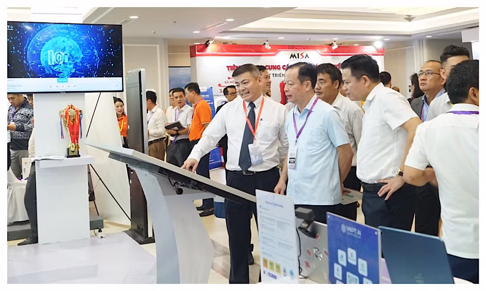 Các đại biểu tham quan và trải nghiệm các giải pháp số của VNPT.