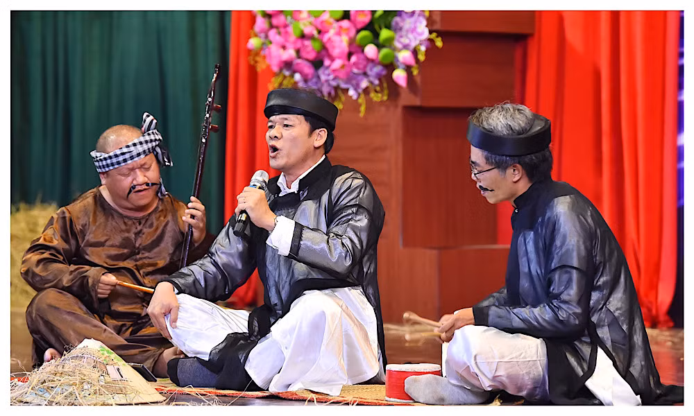 Tiết mục hát chầu văn Ngồi buồn nhớ mẹ của nhà báo Uông Thái Biểu (Cơ quan thường trực Đà Nẵng) được chuẩn bị chu đáo từ trang phục đến đạo cụ biểu diễn.