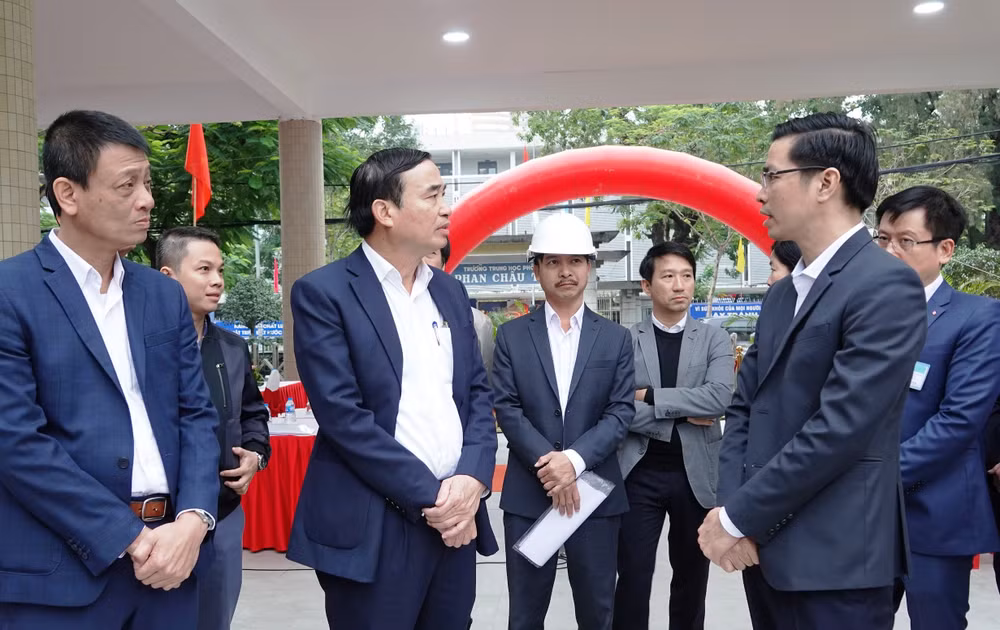 Chủ tịch UBND thành phố Đà Nẵng Lê Trung Chinh trao đổi với chủ đầu tư và các nhà thầu về tiến độ thi công dự án xây dựng nâng cấp, cải tạo Trường THPT Phan Châu Trinh. Chủ tịch UBND thành phố Đà Nẵng Lê Trung Chinh trao đổi với chủ đầu tư và các nhà thầu về tiến độ thi công dự án xây dựng nâng cấp, cải tạo Trường THPT Phan Châu Trinh.
