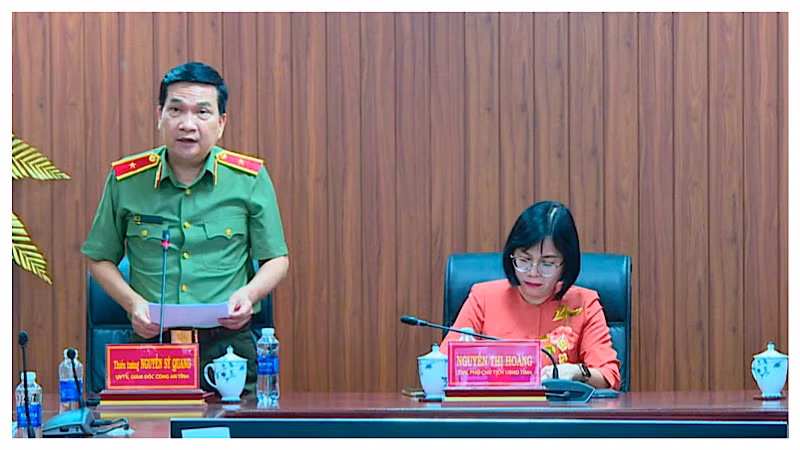 Thiếu tướng Nguyễn Sỹ Quang, Giám đốc Công an tỉnh báo cáo kết quả thực hiện cấp căn cước công dân.