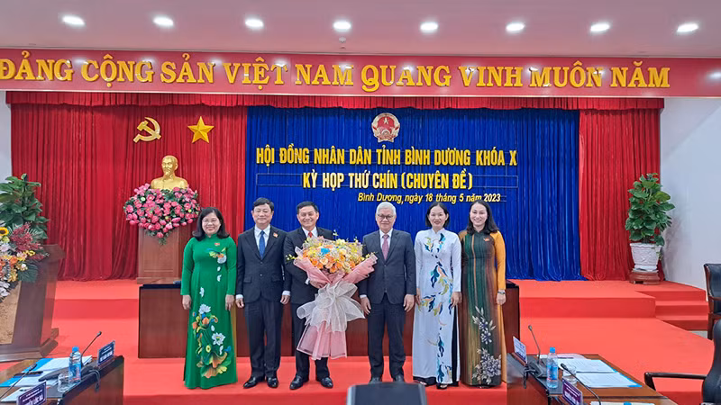 Lãnh đạo tỉnh Bình Dương trao tặng hoa và chúc mừng tân Chủ tịch Hội đồng nhân dân tỉnh Bình Dương.