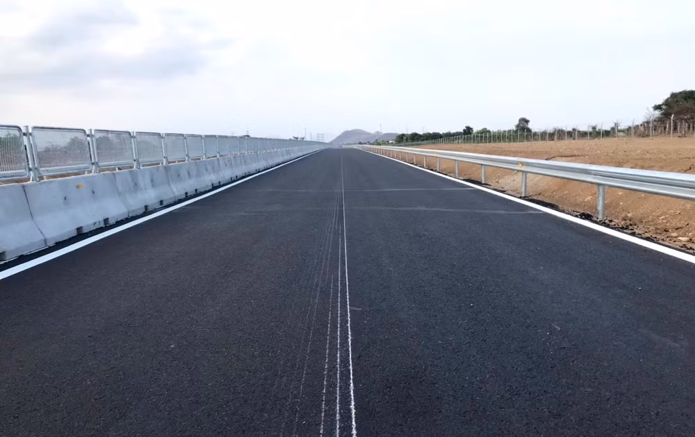 Các hạng mục bảo đảm an toàn giao thông trên cao tốc đang được lắp đặt hoàn thiện.