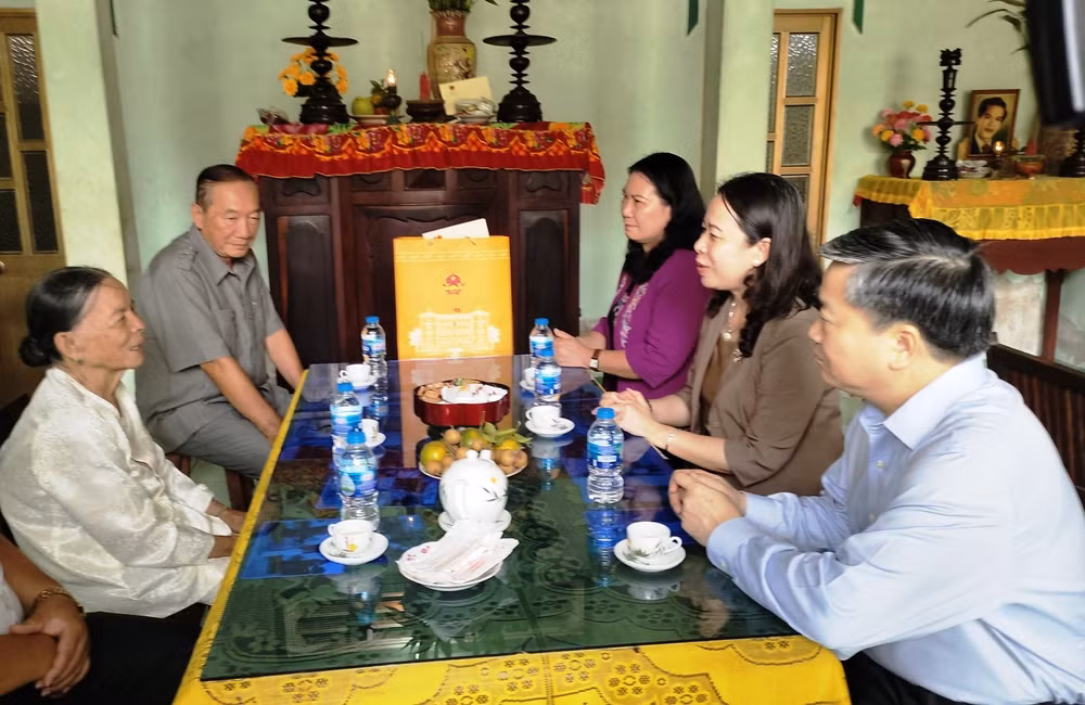 Phó Chủ tịch nước cùng Đoàn công tác thăm gia đình Mẹ Việt Nam Anh hùng Phạm Thị Ren.