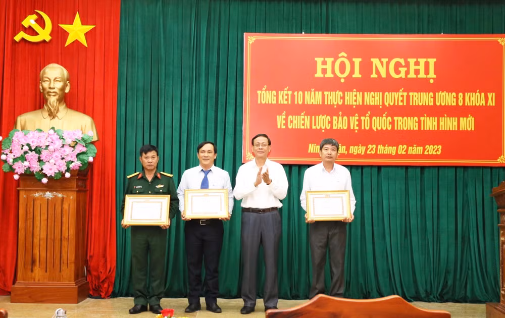 Đồng chí Nguyễn Đức Thanh trao Bằng khen của Ban Chấp hành Đảng bộ tỉnh Ninh Thuận cho 3 tập thể đã có thành tích xuất sắc trong thực hiện Nghị quyết Trung ương 8 khóa XI về Chiến lược bảo vệ Tổ quốc trong tình hình mới.