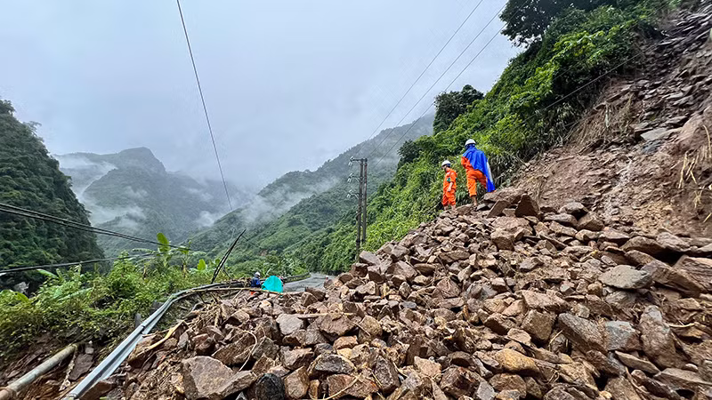 Tỉnh Sơn La cũng là địa phương chịu nhiều thiệt hại do mưa lũ và sạt lở. Công ty Điện lực Sơn La đã huy động lực lượng kiểm đếm, rà soát lưới điện để tổ chức khắc phục.