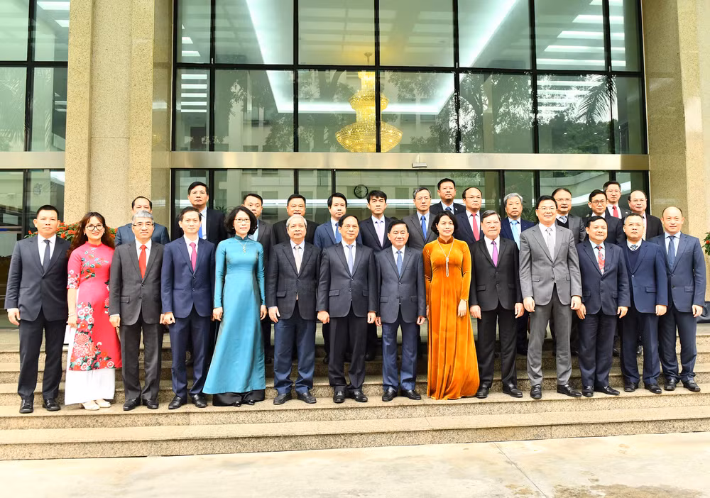 Đồng chí Trần Cẩm Tú với các Trưởng Cơ quan đại diện Việt Nam ở nước ngoài tại buổi gặp mặt.