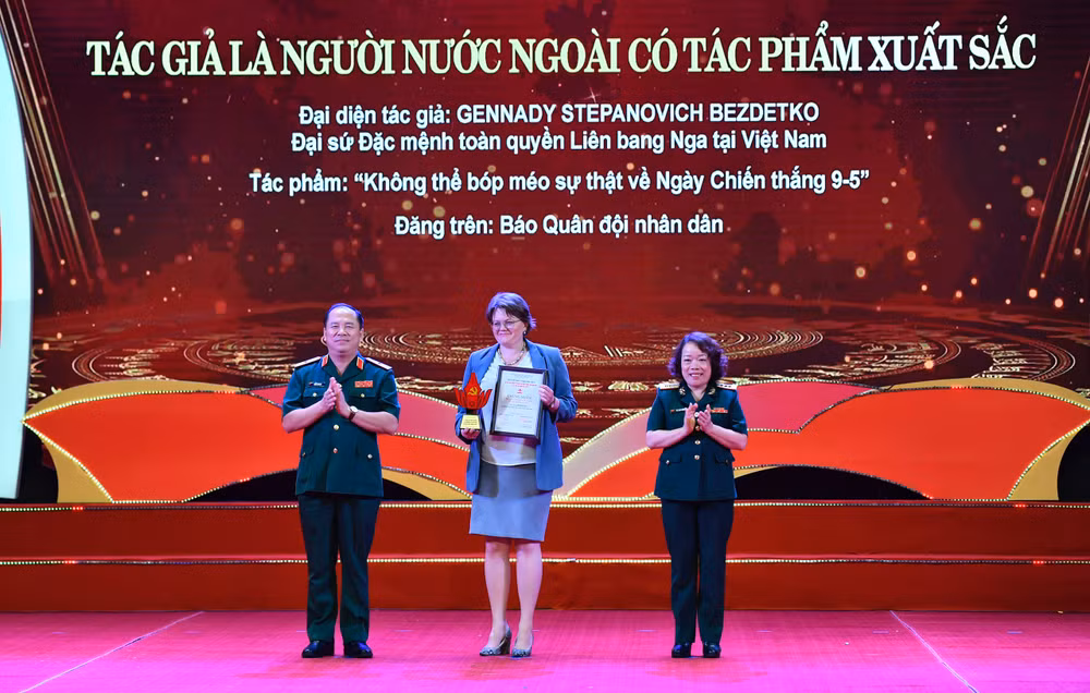 Ban Tổ chức Cuộc thi trao giải cho tác giả là người nước ngoài có tác phẩm xuất sắc. Ban Tổ chức Cuộc thi trao giải cho tác giả là người nước ngoài có tác phẩm xuất sắc.
