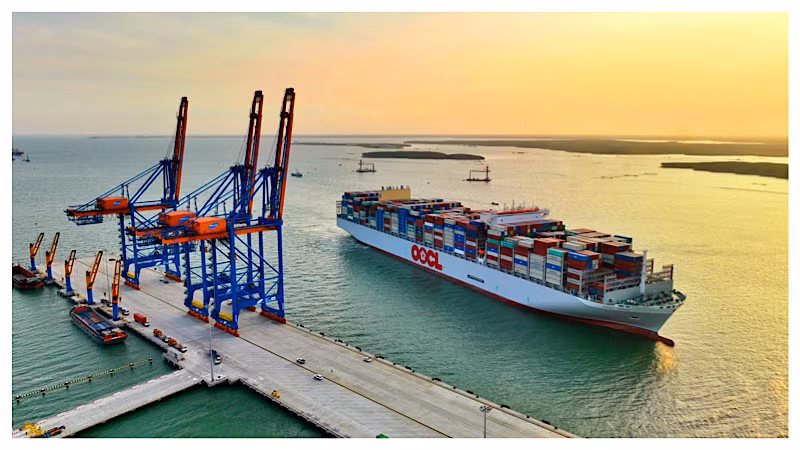 Tàu chở container vào cụm cảng Cái Mép-Thị Vải.