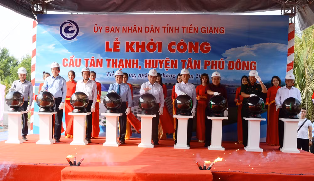 Nghi lễ khởi công cầu Tân Thạnh, huyện Tân Phú Đông (Tiền Giang).