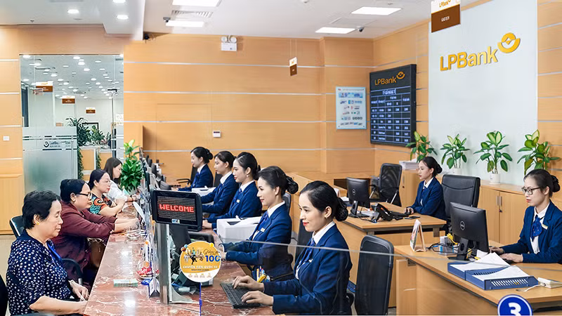 Cán bộ, nhân viên LPBank thấm nhuần giá trị cốt lõi của Ngân hàng luôn lấy khách hàng làm trọng tâm.