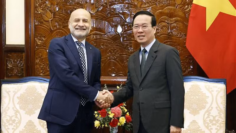 Chủ tịch nước Võ Văn Thưởng tiếp Đại sứ Italia Antonio Alessandro. (Ảnh: TTXVN)