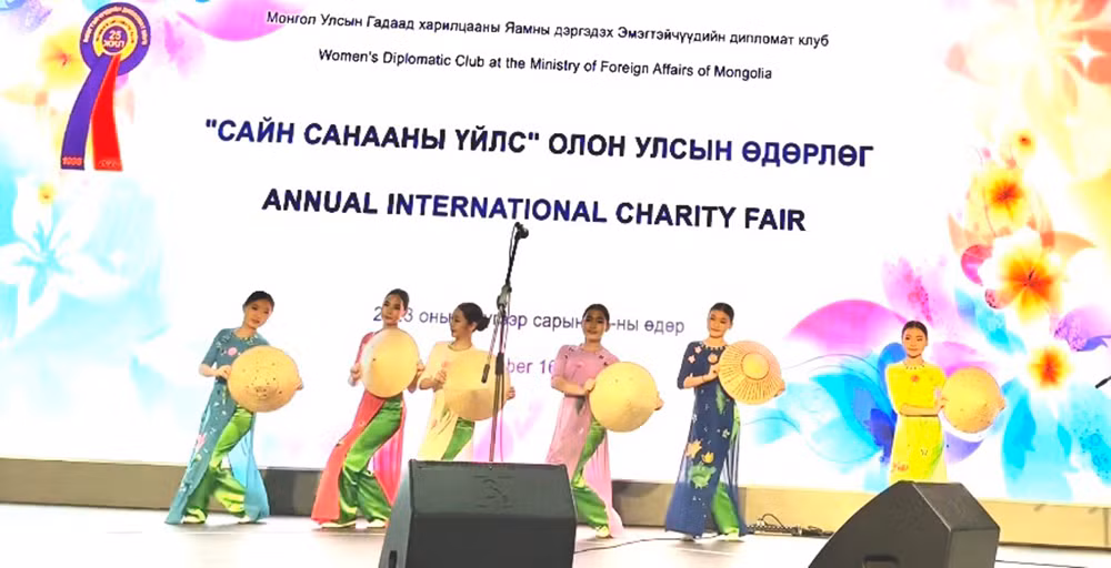 Tiết mục văn nghệ múa nón do các cháu học sinh Trường 14 mang tên Hồ Chí Minh biểu diễn.