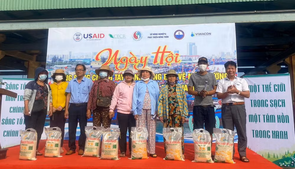 Các cá nhân, tập thể điển hình trong phong trào “Chung tay hành động bảo vệ môi trường tại âu thuyền và cảng cá Thọ Quang”.