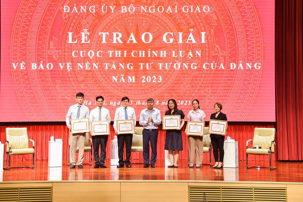 Lễ trao giải Cuộc thi bảo vệ nền tảng tư tưởng của Đảng năm 2023. Lễ trao giải Cuộc thi bảo vệ nền tảng tư tưởng của Đảng năm 2023.