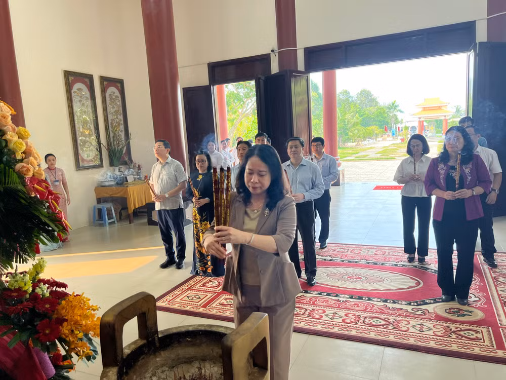 Phó Chủ tịch nước Võ Thị Ánh Xuân dâng hương tại Khu lưu niệm Nữ tướng Nguyễn Thị Định.