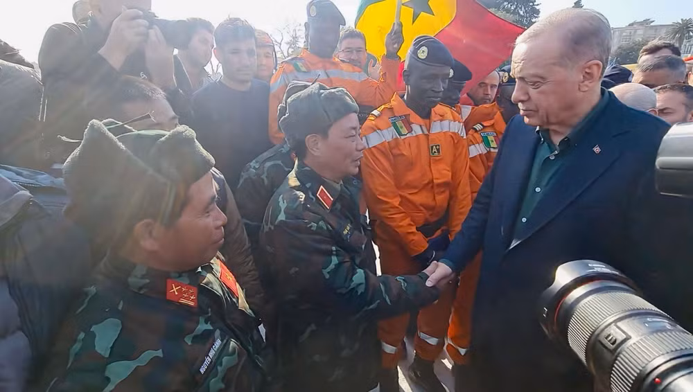 Tổng thống Thổ Nhĩ Kỳ đến thực địa cảm ơn lực lượng tìm kiếm cứu nạn của Việt Nam. 