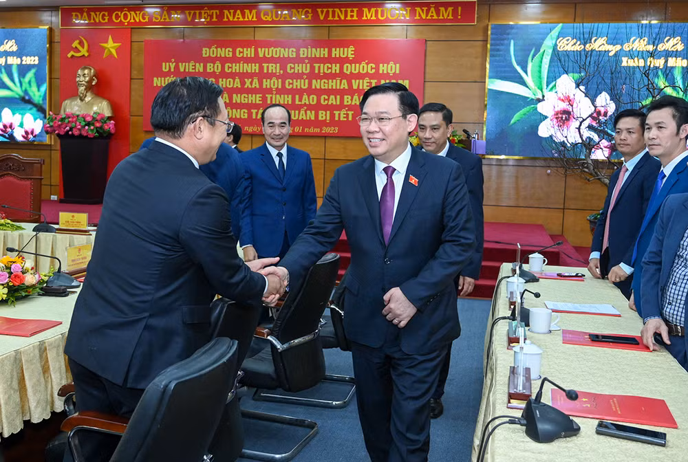 Chủ tịch Quốc hội Vương Đình Huệ với các đồng chí lãnh đạo tỉnh Lào Cai.
