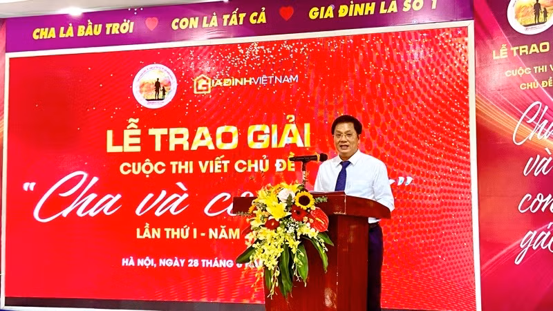 Tổng Biên tập Tạp chí Gia đình Việt Nam Hồ Minh Chiến phát biểu tại buổi lễ.