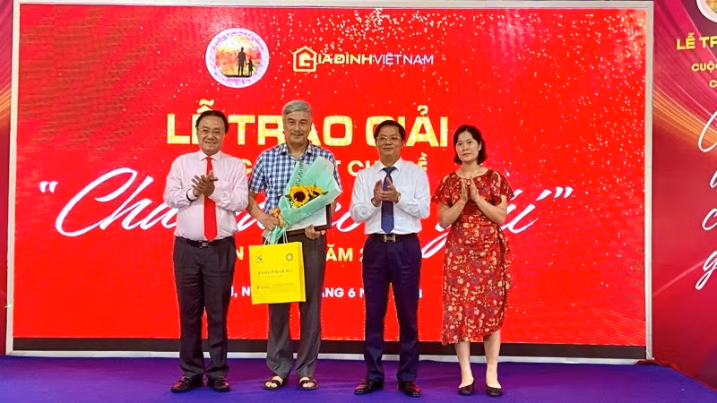 Ban tổ chức trao giải Nhất của cuộc thi cho tác phẩm "Giao cảm" của tác giả Trần Việt Trung. Ban tổ chức trao giải Nhất của cuộc thi cho tác phẩm "Giao cảm" của tác giả Trần Việt Trung.