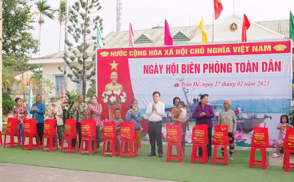 Tặng quà cho các hộ gia đình chính sách và người nghèo trên địa bàn phường 1, phường 2 và phường Vĩnh Phước, thị xã Vĩnh Châu.